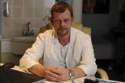 Nový 14. díl Doktorů z Počátků ze čtvrtka 8. srpna 2013 jsme si pro vás připravili naprosto pohodlně a zdarma online ke shlédnutí. Tento díl oblíbeného seriálu televize Nova nese název „Odhalení”. Vanda se záhadně ztratí, takže obyvatelé obce si vyčítají, že byli k Vandě příliš krutí. Panenka je opět Josefkou odmítnut. Vesnice se dozví, že Ruda všechny obyvatele obce oklamal.
